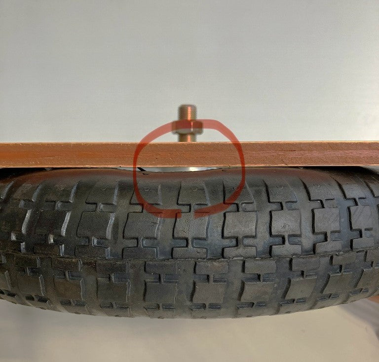山新オリジナル　一輪車用ノーパンクタイヤ（シャフト付き）